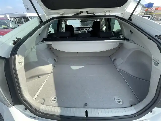 トヨタ プリウス S 神奈川県 2012(平24)年 1.1万km スーパーホワイトⅡ 株)IDOMが運営する【じしゃロン秦野店】の自社ローン対象車両になります。こちらは現金ご利用時の価格です。/自社ローンご希望の方は別途その旨お申付け下さい。/プッシュスタート/純正ナビ(NSZT-W61G)/BT・CD・DVD・AUX/バックカメラ/ステアリングスイッチ/ETC/オートライト/フォグランプ/純正ドアバイザー/純正フロアマット/ウインカーミラー/電動格納ミラー