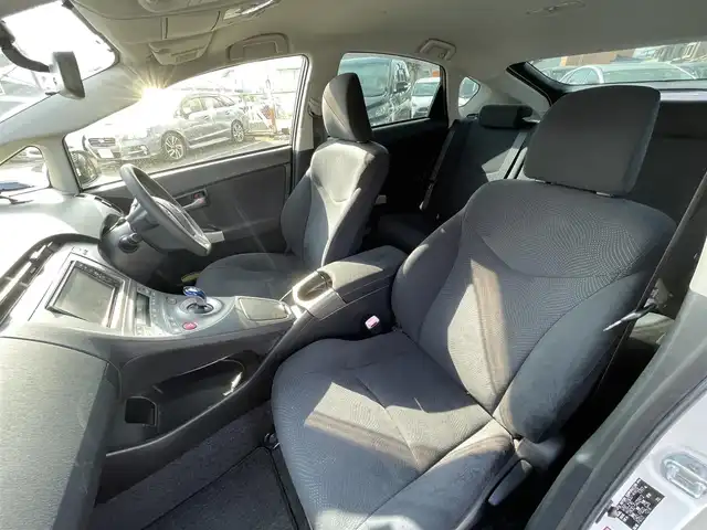 トヨタ プリウス S 神奈川県 2012(平24)年 1.1万km スーパーホワイトⅡ 株)IDOMが運営する【じしゃロン秦野店】の自社ローン対象車両になります。こちらは現金ご利用時の価格です。/自社ローンご希望の方は別途その旨お申付け下さい。/プッシュスタート/純正ナビ(NSZT-W61G)/BT・CD・DVD・AUX/バックカメラ/ステアリングスイッチ/ETC/オートライト/フォグランプ/純正ドアバイザー/純正フロアマット/ウインカーミラー/電動格納ミラー