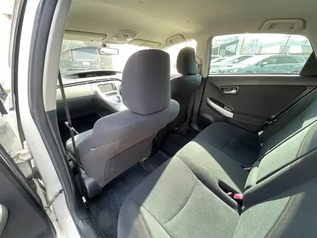 トヨタ プリウス S 神奈川県 2012(平24)年 1.1万km スーパーホワイトⅡ 株)IDOMが運営する【じしゃロン秦野店】の自社ローン対象車両になります。こちらは現金ご利用時の価格です。/自社ローンご希望の方は別途その旨お申付け下さい。/プッシュスタート/純正ナビ(NSZT-W61G)/BT・CD・DVD・AUX/バックカメラ/ステアリングスイッチ/ETC/オートライト/フォグランプ/純正ドアバイザー/純正フロアマット/ウインカーミラー/電動格納ミラー