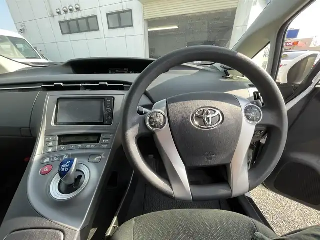 トヨタ プリウス S 神奈川県 2012(平24)年 1.1万km スーパーホワイトⅡ 株)IDOMが運営する【じしゃロン秦野店】の自社ローン対象車両になります。こちらは現金ご利用時の価格です。/自社ローンご希望の方は別途その旨お申付け下さい。/プッシュスタート/純正ナビ(NSZT-W61G)/BT・CD・DVD・AUX/バックカメラ/ステアリングスイッチ/ETC/オートライト/フォグランプ/純正ドアバイザー/純正フロアマット/ウインカーミラー/電動格納ミラー