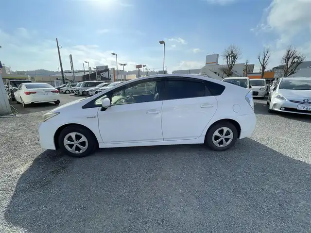 トヨタ プリウス S 神奈川県 2012(平24)年 1.1万km スーパーホワイトⅡ 株)IDOMが運営する【じしゃロン秦野店】の自社ローン対象車両になります。こちらは現金ご利用時の価格です。/自社ローンご希望の方は別途その旨お申付け下さい。/プッシュスタート/純正ナビ(NSZT-W61G)/BT・CD・DVD・AUX/バックカメラ/ステアリングスイッチ/ETC/オートライト/フォグランプ/純正ドアバイザー/純正フロアマット/ウインカーミラー/電動格納ミラー