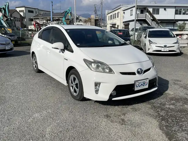 トヨタ プリウス S 神奈川県 2012(平24)年 1.1万km スーパーホワイトⅡ 株)IDOMが運営する【じしゃロン秦野店】の自社ローン対象車両になります。こちらは現金ご利用時の価格です。/自社ローンご希望の方は別途その旨お申付け下さい。/プッシュスタート/純正ナビ(NSZT-W61G)/BT・CD・DVD・AUX/バックカメラ/ステアリングスイッチ/ETC/オートライト/フォグランプ/純正ドアバイザー/純正フロアマット/ウインカーミラー/電動格納ミラー