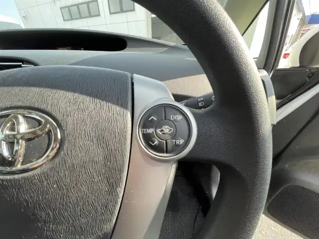 トヨタ プリウス S 神奈川県 2012(平24)年 1.1万km スーパーホワイトⅡ 株)IDOMが運営する【じしゃロン秦野店】の自社ローン対象車両になります。こちらは現金ご利用時の価格です。/自社ローンご希望の方は別途その旨お申付け下さい。/プッシュスタート/純正ナビ(NSZT-W61G)/BT・CD・DVD・AUX/バックカメラ/ステアリングスイッチ/ETC/オートライト/フォグランプ/純正ドアバイザー/純正フロアマット/ウインカーミラー/電動格納ミラー