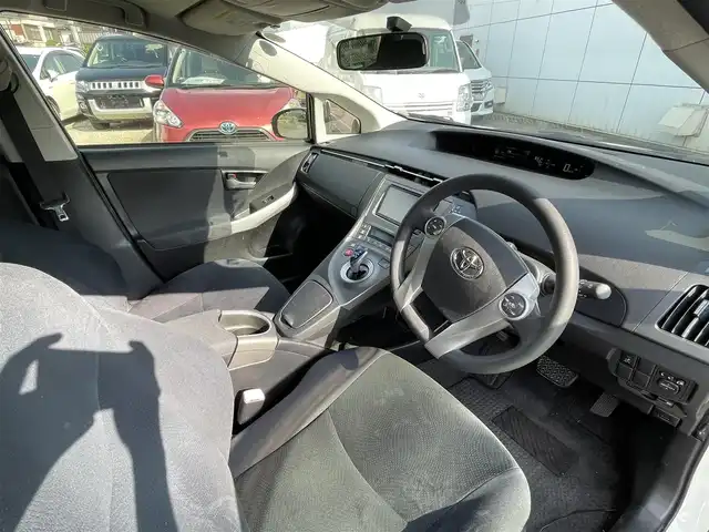 トヨタ プリウス S 神奈川県 2012(平24)年 1.1万km スーパーホワイトⅡ 株)IDOMが運営する【じしゃロン秦野店】の自社ローン対象車両になります。こちらは現金ご利用時の価格です。/自社ローンご希望の方は別途その旨お申付け下さい。/プッシュスタート/純正ナビ(NSZT-W61G)/BT・CD・DVD・AUX/バックカメラ/ステアリングスイッチ/ETC/オートライト/フォグランプ/純正ドアバイザー/純正フロアマット/ウインカーミラー/電動格納ミラー