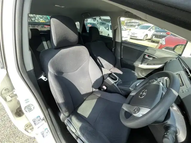 トヨタ プリウス S 神奈川県 2012(平24)年 1.1万km スーパーホワイトⅡ 株)IDOMが運営する【じしゃロン秦野店】の自社ローン対象車両になります。こちらは現金ご利用時の価格です。/自社ローンご希望の方は別途その旨お申付け下さい。/プッシュスタート/純正ナビ(NSZT-W61G)/BT・CD・DVD・AUX/バックカメラ/ステアリングスイッチ/ETC/オートライト/フォグランプ/純正ドアバイザー/純正フロアマット/ウインカーミラー/電動格納ミラー