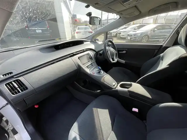 トヨタ プリウス S 神奈川県 2012(平24)年 1.1万km スーパーホワイトⅡ 株)IDOMが運営する【じしゃロン秦野店】の自社ローン対象車両になります。こちらは現金ご利用時の価格です。/自社ローンご希望の方は別途その旨お申付け下さい。/プッシュスタート/純正ナビ(NSZT-W61G)/BT・CD・DVD・AUX/バックカメラ/ステアリングスイッチ/ETC/オートライト/フォグランプ/純正ドアバイザー/純正フロアマット/ウインカーミラー/電動格納ミラー