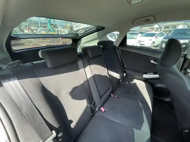 トヨタ プリウス S 神奈川県 2012(平24)年 1.1万km スーパーホワイトⅡ 株)IDOMが運営する【じしゃロン秦野店】の自社ローン対象車両になります。こちらは現金ご利用時の価格です。/自社ローンご希望の方は別途その旨お申付け下さい。/プッシュスタート/純正ナビ(NSZT-W61G)/BT・CD・DVD・AUX/バックカメラ/ステアリングスイッチ/ETC/オートライト/フォグランプ/純正ドアバイザー/純正フロアマット/ウインカーミラー/電動格納ミラー