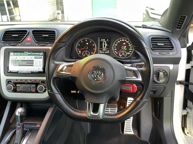 フォルクスワーゲン シロッコ TSI 大阪府 2011(平23)年 10.9万km パール 社外ナビ/CD/DVD/フルセグテレビ/バックカメラ/ハーフレザーシート/革巻きステアリング/OETTINGERアルミホイール/オートライト/フォグランプ/フロアマット/ETC/ウインカーミラー/スペアキー