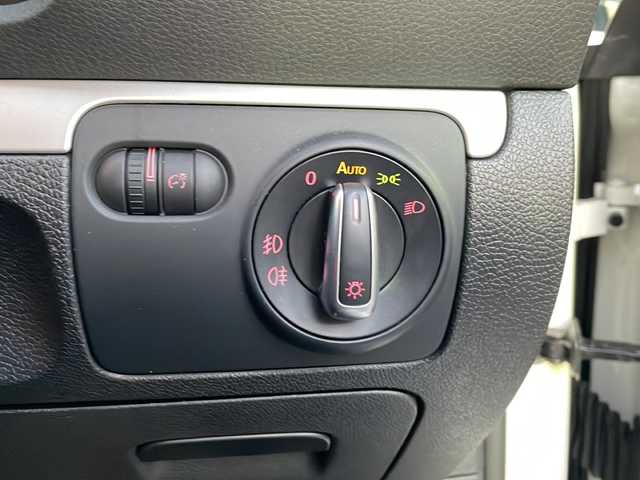 フォルクスワーゲン シロッコ TSI 大阪府 2011(平23)年 10.9万km パール 社外ナビ/CD/DVD/フルセグテレビ/バックカメラ/ハーフレザーシート/革巻きステアリング/OETTINGERアルミホイール/オートライト/フォグランプ/フロアマット/ETC/ウインカーミラー/スペアキー