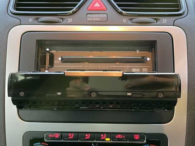 フォルクスワーゲン シロッコ TSI 大阪府 2011(平23)年 10.9万km パール 社外ナビ/CD/DVD/フルセグテレビ/バックカメラ/ハーフレザーシート/革巻きステアリング/OETTINGERアルミホイール/オートライト/フォグランプ/フロアマット/ETC/ウインカーミラー/スペアキー