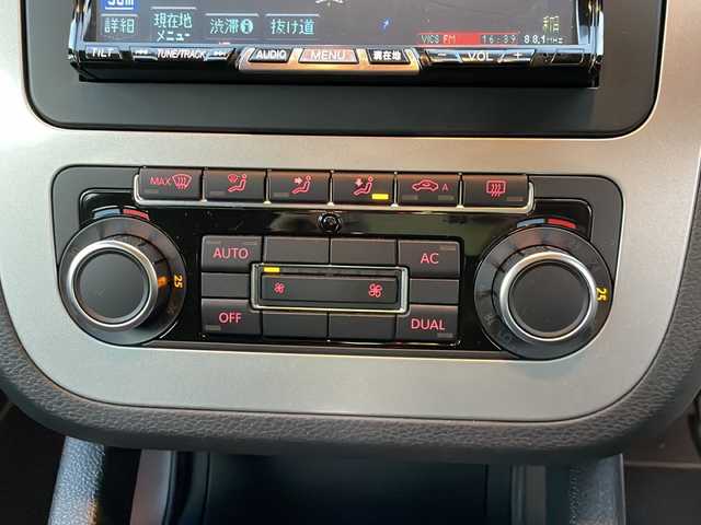 フォルクスワーゲン シロッコ TSI 大阪府 2011(平23)年 10.9万km パール 社外ナビ/CD/DVD/フルセグテレビ/バックカメラ/ハーフレザーシート/革巻きステアリング/OETTINGERアルミホイール/オートライト/フォグランプ/フロアマット/ETC/ウインカーミラー/スペアキー