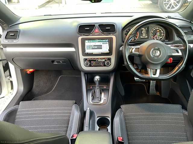 フォルクスワーゲン シロッコ TSI 大阪府 2011(平23)年 10.9万km パール 社外ナビ/CD/DVD/フルセグテレビ/バックカメラ/ハーフレザーシート/革巻きステアリング/OETTINGERアルミホイール/オートライト/フォグランプ/フロアマット/ETC/ウインカーミラー/スペアキー