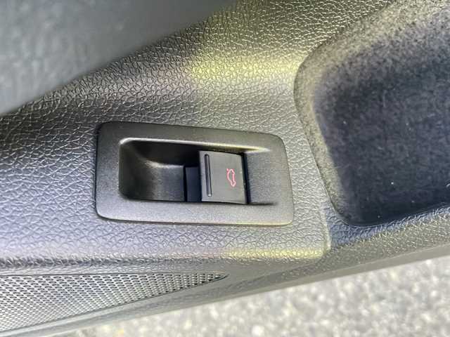 フォルクスワーゲン シロッコ TSI 大阪府 2011(平23)年 10.9万km パール 社外ナビ/CD/DVD/フルセグテレビ/バックカメラ/ハーフレザーシート/革巻きステアリング/OETTINGERアルミホイール/オートライト/フォグランプ/フロアマット/ETC/ウインカーミラー/スペアキー