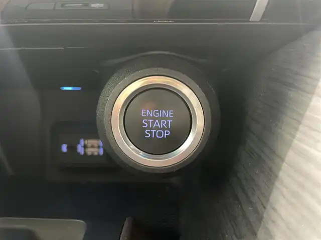 トヨタ ハリアー Z レザーパッケージ 鹿児島県 2020(令2)年 3.3万km ホワイトパールクリスタルシャイン 禁煙車/純正ディスプレイオーディオ/　（Bluetooth/フルセグTV/Applecarplay/Androidauto）/パノラミックビューモニター/ビルトインETC2.0/トヨタセーフティセンス/・プリクラッシュセーフティ/・レーントレーシングアシスト/・アダプティブクルーズコントロール/・ブラインドスポットモニター/・リアクロストラフィックアラート/・ロードサインアシスト/前席シートヒーター/ベンチレーション/運転席メモリーシート/デジタルインナーミラー/ステアリングヒーター/電動パーキング/ブレーキホールド