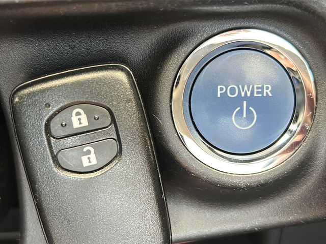 トヨタ アクア S 愛媛県 2018(平30)年 7.7万km スーパーホワイトⅡ 純正SDナビ【CD/Bluetooth】/バックカメラ/衝突軽減ブレーキ/レーンキープ/プッシュスタート/ETC/ドアバイザー/ステアリングスイッチ/禁煙車/電動格納ウィンカーミラー