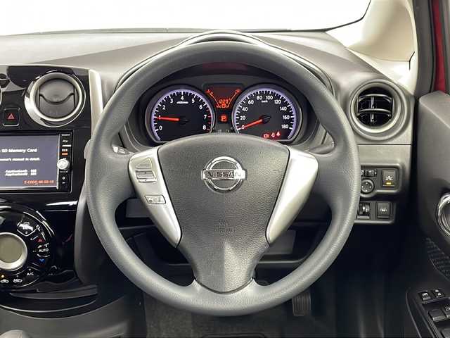 日産 ノート X 新潟県 2016(平28)年 4.7万km バーニングレッド 純正ナビ/フルセグ/全方位カメラ/バックカメラ/Bluetooth/DVD/CD/前後ドライブレコーダー/前後コーナーセンサー/ETC/衝突軽減システム/横滑り防止装置/スマートキー/プッシュスタート/フロアマット/ウィンカーミラー/ドアバイザー/オートライト