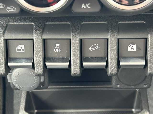 スズキ ジムニー XL 福島県 2023(令5)年 0.1万km シフォンアイボリーM ワンオーナー/MT車/純正オーディオ(FH-3100)/【AM/FM/CD/USB/AUX】/寒冷地仕様/横滑り防止装置/コーナーセンサー/トラクションコントロール/ブレーキアシスト/車線逸脱防止システム/リミテッドスリップデフ/衝突軽減ブレーキ/前席シートヒーター/アイドリングストップ/純正フロアマット/純正ドアバイザー/ハロゲンヘッドライト(AUTO付)/フォグランプ/電格ミラー/盗難防止装置/RAYSアルミ付きブロックタイヤ装着/保証書・取説/スペアキーx1
