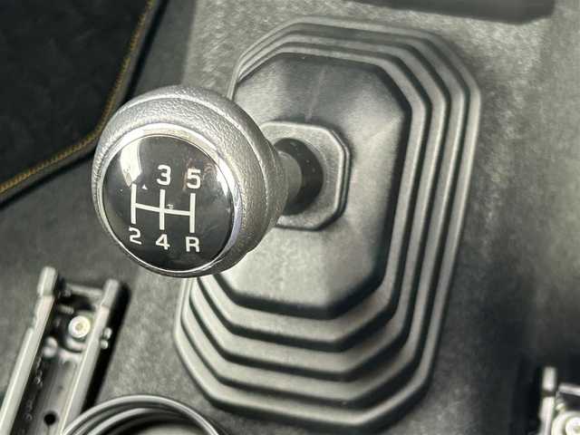 スズキ ジムニー XL 福島県 2023(令5)年 0.1万km シフォンアイボリーM ワンオーナー/MT車/純正オーディオ(FH-3100)/【AM/FM/CD/USB/AUX】/寒冷地仕様/横滑り防止装置/コーナーセンサー/トラクションコントロール/ブレーキアシスト/車線逸脱防止システム/リミテッドスリップデフ/衝突軽減ブレーキ/前席シートヒーター/アイドリングストップ/純正フロアマット/純正ドアバイザー/ハロゲンヘッドライト(AUTO付)/フォグランプ/電格ミラー/盗難防止装置/RAYSアルミ付きブロックタイヤ装着/保証書・取説/スペアキーx1