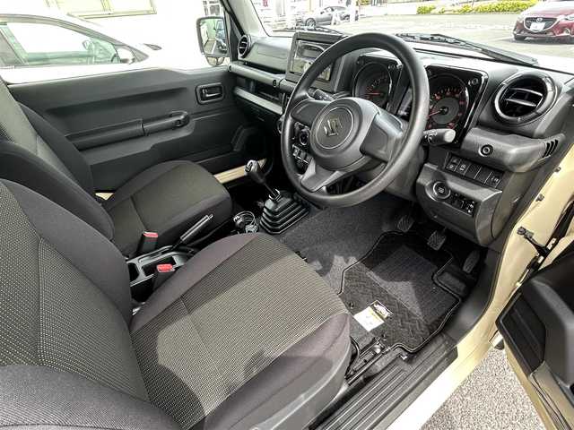 スズキ ジムニー XL 福島県 2023(令5)年 0.1万km シフォンアイボリーM ワンオーナー/MT車/純正オーディオ(FH-3100)/【AM/FM/CD/USB/AUX】/寒冷地仕様/横滑り防止装置/コーナーセンサー/トラクションコントロール/ブレーキアシスト/車線逸脱防止システム/リミテッドスリップデフ/衝突軽減ブレーキ/前席シートヒーター/アイドリングストップ/純正フロアマット/純正ドアバイザー/ハロゲンヘッドライト(AUTO付)/フォグランプ/電格ミラー/盗難防止装置/RAYSアルミ付きブロックタイヤ装着/保証書・取説/スペアキーx1