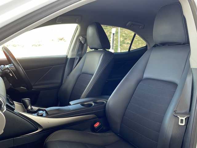 レクサス ＩＳ 300h 福島県 2014(平26)年 7万km ホワイトパールクリスタルシャイン １オーナー　メーカーナビ　ハーフレザーシート　フルセグＴＶ　バックカメラ　クルーズコントロール　シートヒーター　パドルシフト　ビルトインＥＴＣ　クリアランスソナー　純正アルミホイール　ＬＥＤヘッドライ