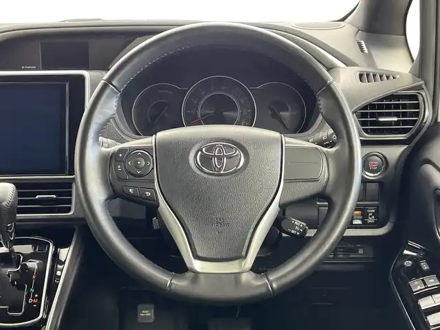 トヨタ ヴォクシー ZS 煌Ⅲ 新潟県 2021(令3)年 6.1万km ホワイトパールクリスタルシャイン 純正メモリナビ【NSZN-Z68T】/　フルセグTV/Bluetooth/CD/DVD/純正12.8インチフリップダウンモニター【V12T-R68C】/クルーズコントロール/衝突被害軽減ブレーキ/レーンキープアシスト/両側パワースライドドア/ハーフレザーシート/前後コーナーセンサー/前後ドライブレコーダー【TZ-D201】/バックモニター/ビルトインETC2.0/アイドリングストップ/横滑り防止装置/LEDヘッドライト/オートマチックハイビーム/レザーステアリング/ステアリングスイッチ