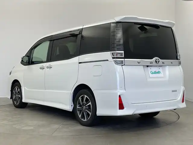 トヨタ ヴォクシー ZS 煌Ⅲ 新潟県 2021(令3)年 6.1万km ホワイトパールクリスタルシャイン 純正メモリナビ【NSZN-Z68T】/　フルセグTV/Bluetooth/CD/DVD/純正12.8インチフリップダウンモニター【V12T-R68C】/クルーズコントロール/衝突被害軽減ブレーキ/レーンキープアシスト/両側パワースライドドア/ハーフレザーシート/前後コーナーセンサー/前後ドライブレコーダー【TZ-D201】/バックモニター/ビルトインETC2.0/アイドリングストップ/横滑り防止装置/LEDヘッドライト/オートマチックハイビーム/レザーステアリング/ステアリングスイッチ