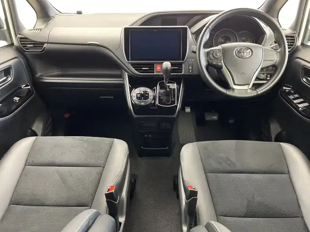 トヨタ ヴォクシー ZS 煌Ⅲ 新潟県 2021(令3)年 6.1万km ホワイトパールクリスタルシャイン 純正メモリナビ【NSZN-Z68T】/　フルセグTV/Bluetooth/CD/DVD/純正12.8インチフリップダウンモニター【V12T-R68C】/クルーズコントロール/衝突被害軽減ブレーキ/レーンキープアシスト/両側パワースライドドア/ハーフレザーシート/前後コーナーセンサー/前後ドライブレコーダー【TZ-D201】/バックモニター/ビルトインETC2.0/アイドリングストップ/横滑り防止装置/LEDヘッドライト/オートマチックハイビーム/レザーステアリング/ステアリングスイッチ
