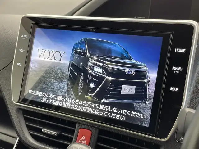 トヨタ ヴォクシー ZS 煌Ⅲ 新潟県 2021(令3)年 6.1万km ホワイトパールクリスタルシャイン 純正メモリナビ【NSZN-Z68T】/　フルセグTV/Bluetooth/CD/DVD/純正12.8インチフリップダウンモニター【V12T-R68C】/クルーズコントロール/衝突被害軽減ブレーキ/レーンキープアシスト/両側パワースライドドア/ハーフレザーシート/前後コーナーセンサー/前後ドライブレコーダー【TZ-D201】/バックモニター/ビルトインETC2.0/アイドリングストップ/横滑り防止装置/LEDヘッドライト/オートマチックハイビーム/レザーステアリング/ステアリングスイッチ