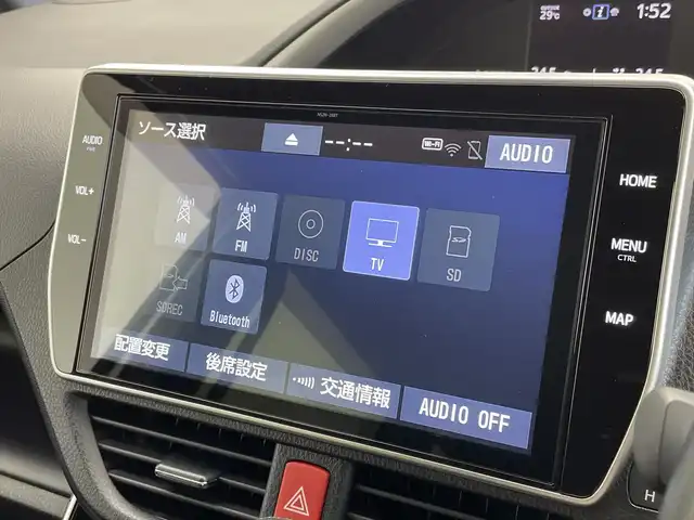 トヨタ ヴォクシー ZS 煌Ⅲ 新潟県 2021(令3)年 6.1万km ホワイトパールクリスタルシャイン 純正メモリナビ【NSZN-Z68T】/　フルセグTV/Bluetooth/CD/DVD/純正12.8インチフリップダウンモニター【V12T-R68C】/クルーズコントロール/衝突被害軽減ブレーキ/レーンキープアシスト/両側パワースライドドア/ハーフレザーシート/前後コーナーセンサー/前後ドライブレコーダー【TZ-D201】/バックモニター/ビルトインETC2.0/アイドリングストップ/横滑り防止装置/LEDヘッドライト/オートマチックハイビーム/レザーステアリング/ステアリングスイッチ