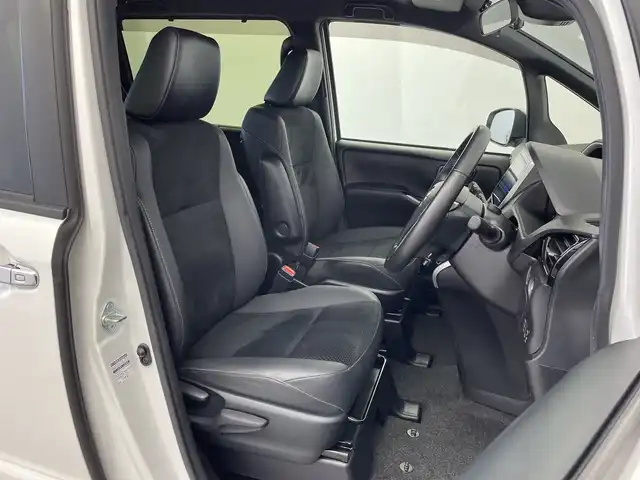 トヨタ ヴォクシー ZS 煌Ⅲ 新潟県 2021(令3)年 6.1万km ホワイトパールクリスタルシャイン 純正メモリナビ【NSZN-Z68T】/　フルセグTV/Bluetooth/CD/DVD/純正12.8インチフリップダウンモニター【V12T-R68C】/クルーズコントロール/衝突被害軽減ブレーキ/レーンキープアシスト/両側パワースライドドア/ハーフレザーシート/前後コーナーセンサー/前後ドライブレコーダー【TZ-D201】/バックモニター/ビルトインETC2.0/アイドリングストップ/横滑り防止装置/LEDヘッドライト/オートマチックハイビーム/レザーステアリング/ステアリングスイッチ