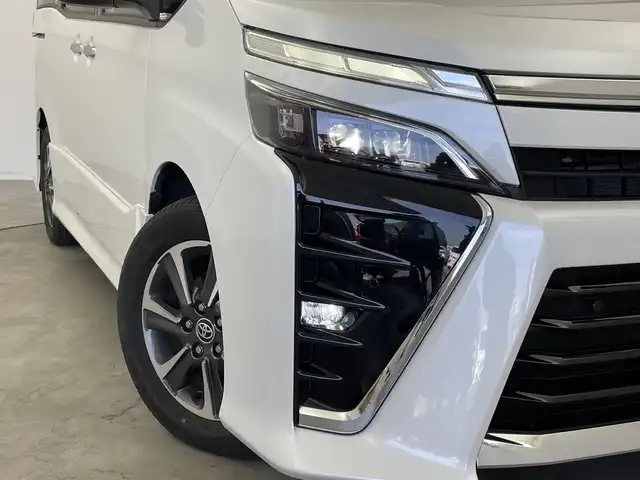 トヨタ ヴォクシー ZS 煌Ⅲ 新潟県 2021(令3)年 6.1万km ホワイトパールクリスタルシャイン 純正メモリナビ【NSZN-Z68T】/　フルセグTV/Bluetooth/CD/DVD/純正12.8インチフリップダウンモニター【V12T-R68C】/クルーズコントロール/衝突被害軽減ブレーキ/レーンキープアシスト/両側パワースライドドア/ハーフレザーシート/前後コーナーセンサー/前後ドライブレコーダー【TZ-D201】/バックモニター/ビルトインETC2.0/アイドリングストップ/横滑り防止装置/LEDヘッドライト/オートマチックハイビーム/レザーステアリング/ステアリングスイッチ