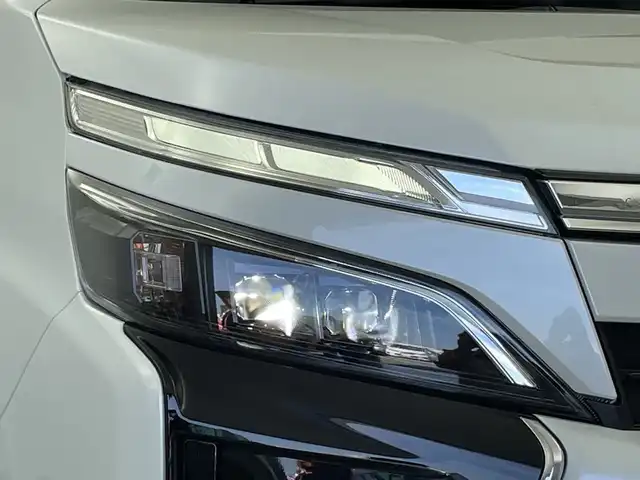 トヨタ ヴォクシー ZS 煌Ⅲ 新潟県 2021(令3)年 6.1万km ホワイトパールクリスタルシャイン 純正メモリナビ【NSZN-Z68T】/　フルセグTV/Bluetooth/CD/DVD/純正12.8インチフリップダウンモニター【V12T-R68C】/クルーズコントロール/衝突被害軽減ブレーキ/レーンキープアシスト/両側パワースライドドア/ハーフレザーシート/前後コーナーセンサー/前後ドライブレコーダー【TZ-D201】/バックモニター/ビルトインETC2.0/アイドリングストップ/横滑り防止装置/LEDヘッドライト/オートマチックハイビーム/レザーステアリング/ステアリングスイッチ