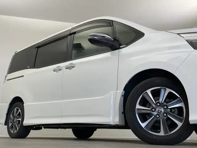 トヨタ ヴォクシー ZS 煌Ⅲ 新潟県 2021(令3)年 6.1万km ホワイトパールクリスタルシャイン 純正メモリナビ【NSZN-Z68T】/　フルセグTV/Bluetooth/CD/DVD/純正12.8インチフリップダウンモニター【V12T-R68C】/クルーズコントロール/衝突被害軽減ブレーキ/レーンキープアシスト/両側パワースライドドア/ハーフレザーシート/前後コーナーセンサー/前後ドライブレコーダー【TZ-D201】/バックモニター/ビルトインETC2.0/アイドリングストップ/横滑り防止装置/LEDヘッドライト/オートマチックハイビーム/レザーステアリング/ステアリングスイッチ