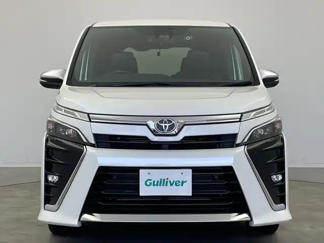 トヨタ ヴォクシー ZS 煌Ⅲ 新潟県 2021(令3)年 6.1万km ホワイトパールクリスタルシャイン 純正メモリナビ【NSZN-Z68T】/　フルセグTV/Bluetooth/CD/DVD/純正12.8インチフリップダウンモニター【V12T-R68C】/クルーズコントロール/衝突被害軽減ブレーキ/レーンキープアシスト/両側パワースライドドア/ハーフレザーシート/前後コーナーセンサー/前後ドライブレコーダー【TZ-D201】/バックモニター/ビルトインETC2.0/アイドリングストップ/横滑り防止装置/LEDヘッドライト/オートマチックハイビーム/レザーステアリング/ステアリングスイッチ