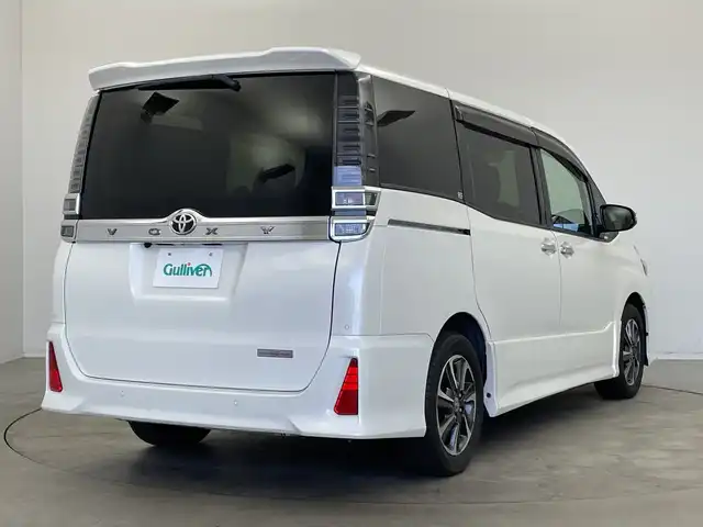 トヨタ ヴォクシー ZS 煌Ⅲ 新潟県 2021(令3)年 6.1万km ホワイトパールクリスタルシャイン 純正メモリナビ【NSZN-Z68T】/　フルセグTV/Bluetooth/CD/DVD/純正12.8インチフリップダウンモニター【V12T-R68C】/クルーズコントロール/衝突被害軽減ブレーキ/レーンキープアシスト/両側パワースライドドア/ハーフレザーシート/前後コーナーセンサー/前後ドライブレコーダー【TZ-D201】/バックモニター/ビルトインETC2.0/アイドリングストップ/横滑り防止装置/LEDヘッドライト/オートマチックハイビーム/レザーステアリング/ステアリングスイッチ