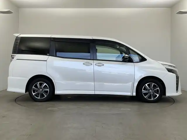 トヨタ ヴォクシー ZS 煌Ⅲ 新潟県 2021(令3)年 6.1万km ホワイトパールクリスタルシャイン 純正メモリナビ【NSZN-Z68T】/　フルセグTV/Bluetooth/CD/DVD/純正12.8インチフリップダウンモニター【V12T-R68C】/クルーズコントロール/衝突被害軽減ブレーキ/レーンキープアシスト/両側パワースライドドア/ハーフレザーシート/前後コーナーセンサー/前後ドライブレコーダー【TZ-D201】/バックモニター/ビルトインETC2.0/アイドリングストップ/横滑り防止装置/LEDヘッドライト/オートマチックハイビーム/レザーステアリング/ステアリングスイッチ