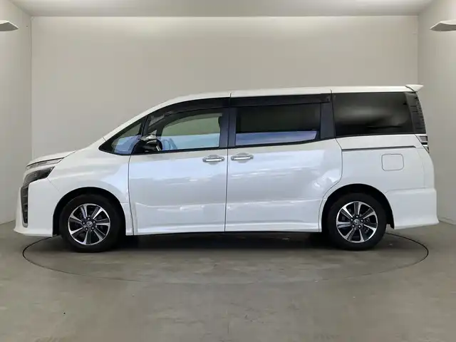 トヨタ ヴォクシー ZS 煌Ⅲ 新潟県 2021(令3)年 6.1万km ホワイトパールクリスタルシャイン 純正メモリナビ【NSZN-Z68T】/　フルセグTV/Bluetooth/CD/DVD/純正12.8インチフリップダウンモニター【V12T-R68C】/クルーズコントロール/衝突被害軽減ブレーキ/レーンキープアシスト/両側パワースライドドア/ハーフレザーシート/前後コーナーセンサー/前後ドライブレコーダー【TZ-D201】/バックモニター/ビルトインETC2.0/アイドリングストップ/横滑り防止装置/LEDヘッドライト/オートマチックハイビーム/レザーステアリング/ステアリングスイッチ