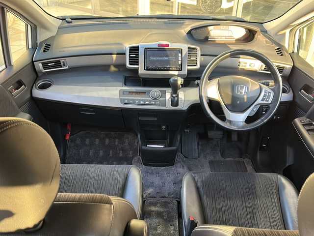 ホンダ フリード ハイブリット 静岡県 2012(平24)年 10.3万km プレミアムホワイトパール 純正ナビ（CD DVD Bluetooth フルセグTV AM FM）/クルーズコントロール/両側パワースライドドア/3列シート/ハーフレザーシート/キャプテンシート/革ステアリング/ステアリングリモコン/ETC/純正フロアマット/純正アルミホイール/横滑り防止装置/ABS/キノセンヘッドライト/オートライト