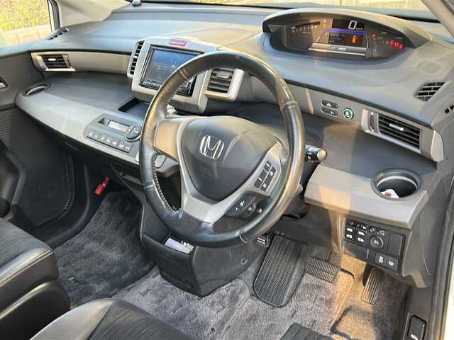 ホンダ フリード ハイブリット 静岡県 2012(平24)年 10.3万km プレミアムホワイトパール 純正ナビ（CD DVD Bluetooth フルセグTV AM FM）/クルーズコントロール/両側パワースライドドア/3列シート/ハーフレザーシート/キャプテンシート/革ステアリング/ステアリングリモコン/ETC/純正フロアマット/純正アルミホイール/横滑り防止装置/ABS/キノセンヘッドライト/オートライト