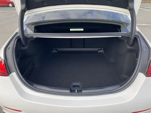 メルセデス・ベンツ Ｍ・ベンツ Ｃ２２０ｄ アバンギャルド　AMGライン 福岡県 2022(令4)年 1.7万km ポーラホワイト ・アダプティブクルーズコントロール/・純正ナビ／Ｂｌｕｅｔｏｏｔｈ／ＵＳＢ/・全方位カメラ/・ハーフレザーシート／シートヒーター/・フルセグ/・ETC/・純正18AW/・LEDライト/・ブラインドスポット/・リアアクスルステアリング/・スペアキー