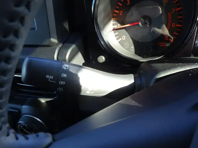 スズキ ジムニー XC 千葉県 2024(令6)年 0.8万km シフォンアイボリーM デュアルセンサーブレーキサポート/前席シートヒーター/革巻きステアリング/ステアリングスイッチ/LEDヘッドライト/フォグライト/ウインカーミラー/リアコーナーセンサー/純正16インチアルミホイル/サイド/カーテンエアバッグ/スマートキー