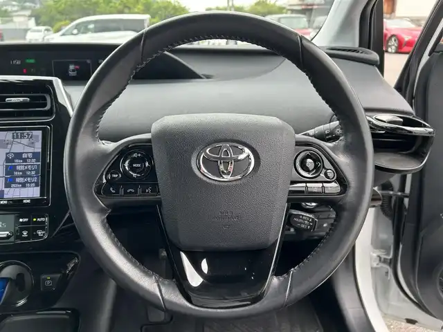 トヨタ プリウス A プレミアム　ツーリングセレ 愛媛県 2020(令2)年 2.8万km プラチナホワイトパールマイカ ワンオーナー/トヨタセーフティー/純正ナビ/（Bluetooth/SD/CD/DVD/HDMI/フルセグTV)/アランドビューモニター/前方ドライブレコーダー/レザーシート/シートヒーター/エアシート/パワーシート/ビルドインETC/100V充電/パーキングセンサー/レーダークルーズコントロール/ブラインドスポットモニター/プリクラッシュセーフティー/レーンキープアシスト/純正17インチアルミホイール/純正フロアマット/純正ドアバイザ/LEDヘッドライト/オートマチックハイビーム/オートライト/フォグランプ/ABS/盗難防止装置/取扱説明書