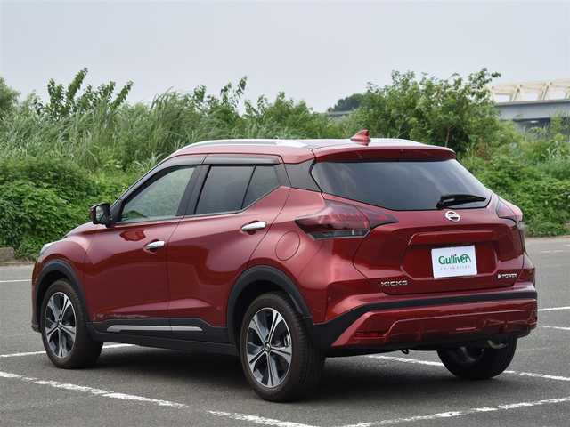 日産 キックス X 福岡県 2020(令2)年 0.2万km ラディアントレッド 純正9インチナビ/フルセグTV・BT・CD・DVD・FM・AM/アラウンドビューモニター/ETC/ナビ連動ドライブレコーダー/プロパイロット/エマージェンシーブレーキ/オートハイビーム/インテリジェントルームミラー/ブレーキホールド/充電用USBソケット（前席/後席）/ハーフレザーシート/純正LEDヘッドライト/プッシュスタート/スマートキー×2