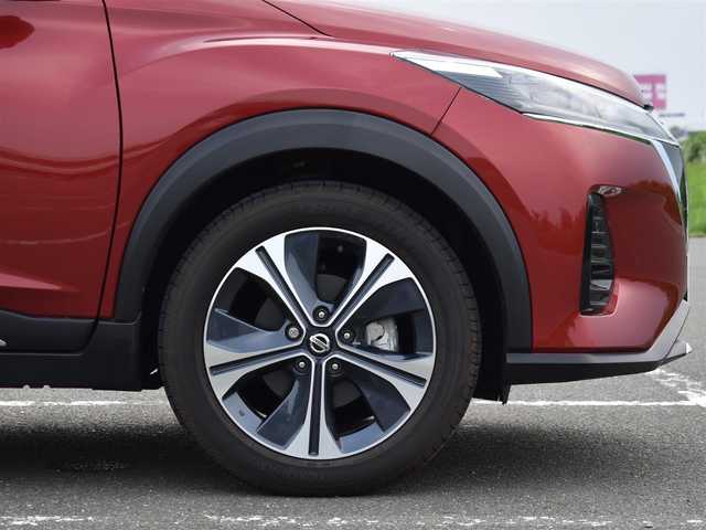 日産 キックス X 福岡県 2020(令2)年 0.2万km ラディアントレッド 純正9インチナビ/フルセグTV・BT・CD・DVD・FM・AM/アラウンドビューモニター/ETC/ナビ連動ドライブレコーダー/プロパイロット/エマージェンシーブレーキ/オートハイビーム/インテリジェントルームミラー/ブレーキホールド/充電用USBソケット（前席/後席）/ハーフレザーシート/純正LEDヘッドライト/プッシュスタート/スマートキー×2