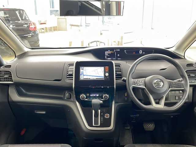日産 セレナ ハイウェイスター Vセレクション 道央・札幌 2017(平29)年 8.3万km マルーンレッド 2トーン ・ワンオーナー/・4WD/・純正ナビ/フルセグTV/DVD/CD/SD/BT/・アラウンドビューモニター/・両側パワースライドドア/・クルーズコントロール/・エマージェンシーブレーキ/・車線逸脱警報/・標識検知/・パーキングセンサー/・パーキングアシスト/・横滑り防止/・ETC/・アイドリングストップ/・LEDヘッドライト/・フロントフォグ/・プッシュスタート/・インテリジェントキー/・電格ミラー/・ドアバイザー