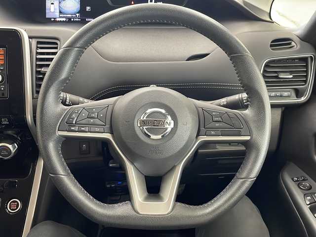 日産 セレナ ハイウェイスター Vセレクション 道央・札幌 2017(平29)年 8.3万km マルーンレッド 2トーン ・ワンオーナー/・4WD/・純正ナビ/フルセグTV/DVD/CD/SD/BT/・アラウンドビューモニター/・両側パワースライドドア/・クルーズコントロール/・エマージェンシーブレーキ/・車線逸脱警報/・標識検知/・パーキングセンサー/・パーキングアシスト/・横滑り防止/・ETC/・アイドリングストップ/・LEDヘッドライト/・フロントフォグ/・プッシュスタート/・インテリジェントキー/・電格ミラー/・ドアバイザー