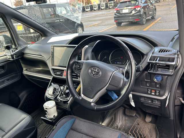 トヨタ エスクァイア ハイブリッド Gi 新潟県 2015(平27)年 18.7万km スパークリングブラックパールクリスタルシャイン スタッドレスタイヤ車載