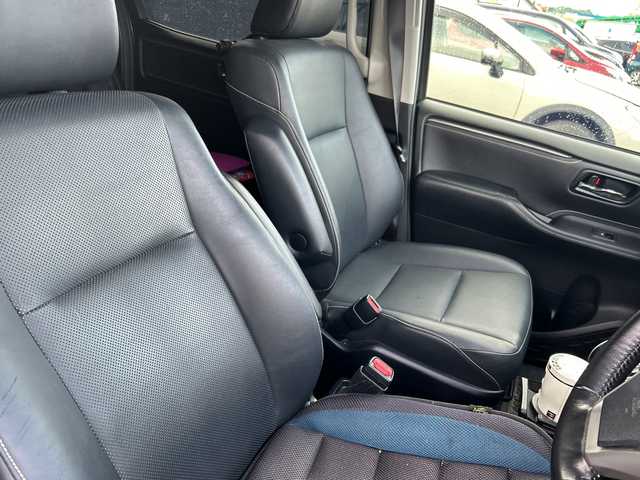 トヨタ エスクァイア ハイブリッド Gi 新潟県 2015(平27)年 18.7万km スパークリングブラックパールクリスタルシャイン スタッドレスタイヤ車載