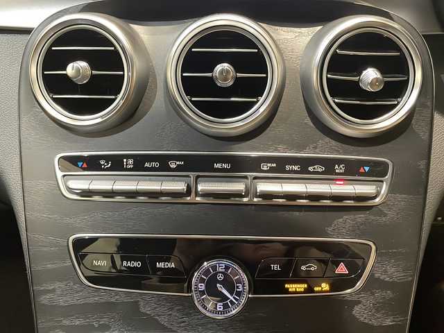 メルセデス・ベンツ Ｃ２００ 4マチック ローレウスED スポーツプラスPKG 新潟県 2020(令2)年 2.9万km オブシディアンブラック パナメリカーナグリル(純正車載)/スポーツプラスパッケージ/・レザーARTICOスポーツシー/・ステンレスアクセル＆ブレーキペダル/・エアボディコントロールサスペンション/・ヘッドアップディスプレイ/・フットトランクオープナー/・自動開閉トランクリッド/レーダーセーフティパッケージ/・アクティブディスタンスアシストディストロニック/・アクティブステアリングアシスト/・アクティブレーンチェンジアシスト/・アクティブエマージェンシーストップアシスト/・アクティブブレーキアシスト/・アクティブレーンキーピングアシスト/マルチビームLEDヘッドライト(ウルトラハイビーム付)/アンビエントライト/10.25インチワイドディスプレイ/・HDDナビゲーションシステム/・Apple Car Play/・TV/BT/・リアビューカメラ/パワーシート/シートヒーター/ETC2.0/パドルシフト/ワイヤレスチャージング