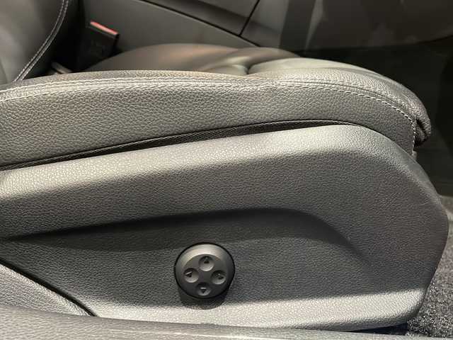 メルセデス・ベンツ Ｃ２００ 4マチック ローレウスED スポーツプラスPKG 新潟県 2020(令2)年 2.9万km オブシディアンブラック パナメリカーナグリル(純正車載)/スポーツプラスパッケージ/・レザーARTICOスポーツシー/・ステンレスアクセル＆ブレーキペダル/・エアボディコントロールサスペンション/・ヘッドアップディスプレイ/・フットトランクオープナー/・自動開閉トランクリッド/レーダーセーフティパッケージ/・アクティブディスタンスアシストディストロニック/・アクティブステアリングアシスト/・アクティブレーンチェンジアシスト/・アクティブエマージェンシーストップアシスト/・アクティブブレーキアシスト/・アクティブレーンキーピングアシスト/マルチビームLEDヘッドライト(ウルトラハイビーム付)/アンビエントライト/10.25インチワイドディスプレイ/・HDDナビゲーションシステム/・Apple Car Play/・TV/BT/・リアビューカメラ/パワーシート/シートヒーター/ETC2.0/パドルシフト/ワイヤレスチャージング